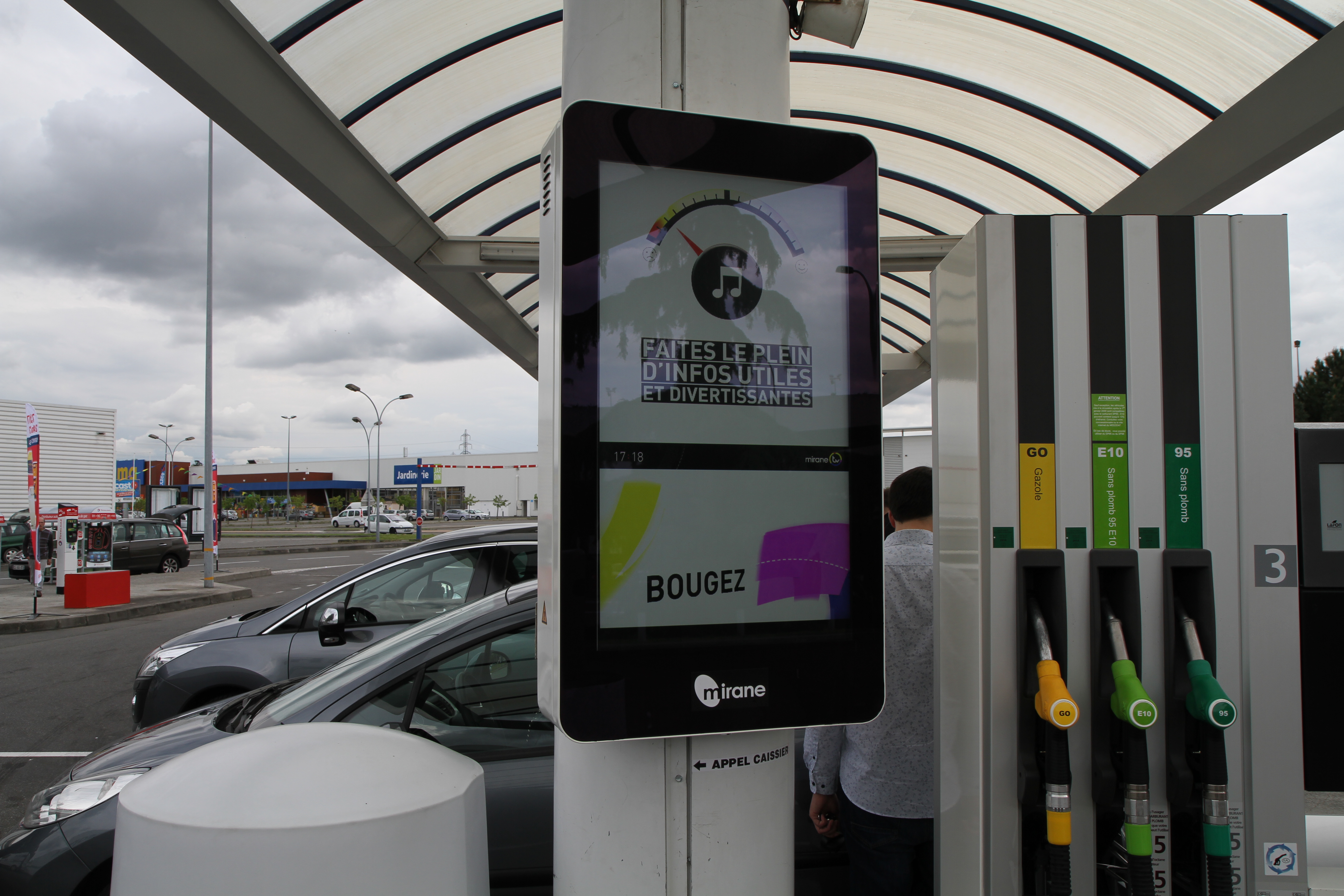  Outdoor LCD AD Monitor  Applied to the  French Gas Station 